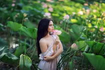 Thiên thần nội y 19 tuổi bị phạt vì chụp ảnh với hoa sen quý hiếm