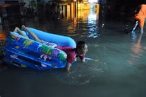 Cảnh đường Sài Gòn thành sông, dân bơi phao bắt cá giữa đêm