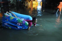 Cảnh đường Sài Gòn thành sông, dân bơi phao bắt cá giữa đêm