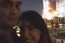 Cặp đôi bị “ném đá” vì cười vui chụp ảnh trước hỏa hoạn