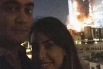 Cặp đôi bị “ném đá” vì cười vui chụp ảnh trước hỏa hoạn