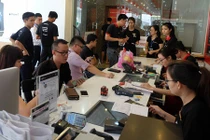 Nhộn nhịp đi mua hàng “nóng” Samsung Galaxy S8 Plus vừa lên kệ