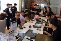 Nhộn nhịp đi mua hàng “nóng” Samsung Galaxy S8 Plus vừa lên kệ