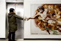 Cười té ghế xem biển quảng cáo độc lạ ở thang máy