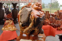 Đồ mỹ nghệ gỗ quý trăm triệu bày bán la liệt Hà Nội