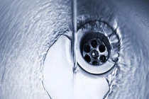 Mách bạn tuyệt chiêu đối phó với tắc chậu rửa 