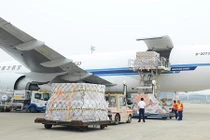 Tận mục lô hàng iPhone 6 từ Trung Quốc bay sang Mỹ