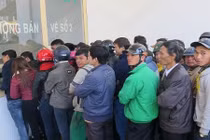 Chen lấn, xô đẩy mua vé xem trận HAGL - Thanh Hóa