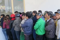 Chen lấn, xô đẩy mua vé xem trận HAGL - Thanh Hóa