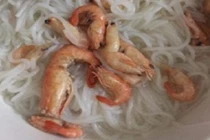 Vợ nấu "mì tôm nguyên con" thết đãi mà chồng vẫn dỗi?