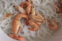 Vợ nấu "mì tôm nguyên con" thết đãi mà chồng vẫn dỗi?