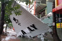 Ảnh: Đường phố, nhà dân tan hoang sau bão số 2 đổ bộ