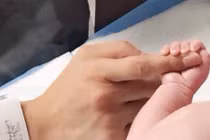 Hoa hậu Diễm Hương òa khóc khi sinh con trai đầu lòng