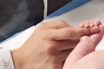 Hoa hậu Diễm Hương òa khóc khi sinh con trai đầu lòng