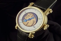 Cận cảnh đồng hồ mạ vàng hình khỉ xa xỉ