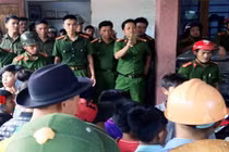 Dân vây suốt 8 giờ “đòi xử” người nghi bắt cóc trẻ em 