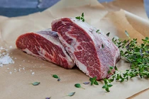 Soi đặc sản thịt lợn đen giá choáng váng, chục triệu đồng/kg