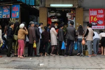 Ảnh: Người Hà Nội xếp hàng dài mua bánh trôi bánh chay