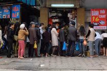 Ảnh: Người Hà Nội xếp hàng dài mua bánh trôi bánh chay