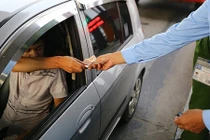 Trạm BOT Văn Lâm tê liệt, quốc lộ 5 tắc kéo dài vì... tiền lẻ