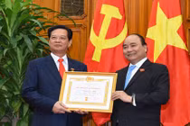 Nguyên Thủ tướng Nguyễn Tấn Dũng nhận huy hiệu 50 năm tuổi Đảng