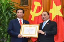 Nguyên Thủ tướng Nguyễn Tấn Dũng nhận huy hiệu 50 năm tuổi Đảng