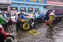 Ảnh: Hà Nội ngập như sông sau cơn mưa giông như trút