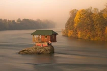 Ngắm nhà đơn độc giữa cảnh đẹp như mơ