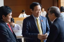 Ảnh: Đại biểu trò chuyện vui vẻ bên hành lang Quốc hội