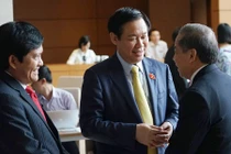 Ảnh: Đại biểu trò chuyện vui vẻ bên hành lang Quốc hội