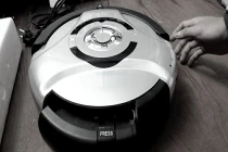 Robot hút bụi “giải cứu” các bà nội trợ