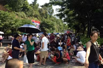 Vạ vật chờ cáp treo lên “tiên cảnh” Bà Nà Hills