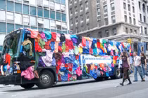 Ngỡ ngàng loạt biển quảng cáo quá độc trên xe bus