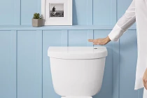 Touchless giúp xả bồn cầu bằng cái... vẫy tay