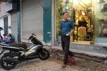 Ảnh: Dân bắc ghế vào nhà trên tuyến đường "đắt nhất hành tinh"