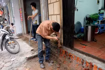 Ảnh: Người dân tay xẻng tay búa sửa bậc thềm vừa bị đập bỏ