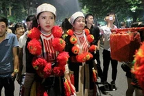 Cô dâu người Dao xinh hút hồn trên phố đi bộ Hồ Gươm