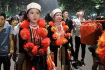 Cô dâu người Dao xinh hút hồn trên phố đi bộ Hồ Gươm