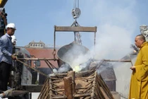 Cận cảnh đúc tượng Phật bảo tháp 13 tầng ở Hải Phòng