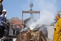 Cận cảnh đúc tượng Phật bảo tháp 13 tầng ở Hải Phòng