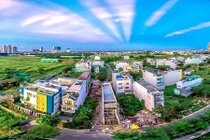 Ảnh: Ngắm tia nắng hình rẻ quạt siêu lạ trên bầu trời Sài Gòn