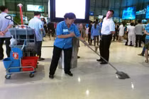 Nóng: Hành khách trượt ngã vì mưa dột ở Tân Sơn Nhất