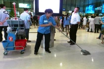 Nóng: Hành khách trượt ngã vì mưa dột ở Tân Sơn Nhất