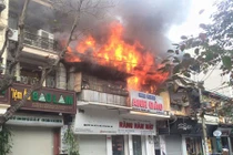 Ảnh: Cháy ngùn ngụt ở Bát Đàn - Hà Nội, khói đen mù mịt