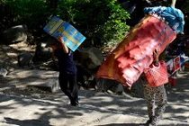 Ảnh: Những người “mình đồng da sắt” mưu sinh trên núi Bà Đen