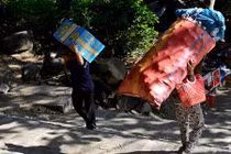 Ảnh: Những người “mình đồng da sắt” mưu sinh trên núi Bà Đen