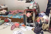 Khóc thét với phòng ký túc xá bẩn của nữ sinh trường Y