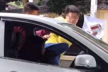 Điểm nóng 24h: Nam thanh niên "tung cước" vào nữ tài xế