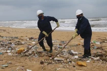 Bất thường rác thải, dầu vón cục dạt bờ biển Quảng Nam