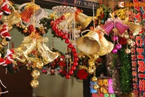 Hà Nội “nóng” đồ Giáng sinh tiền triệu